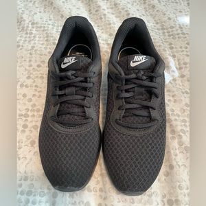 Nike runner sneaker size 5.5  black excellent condition ,worn once